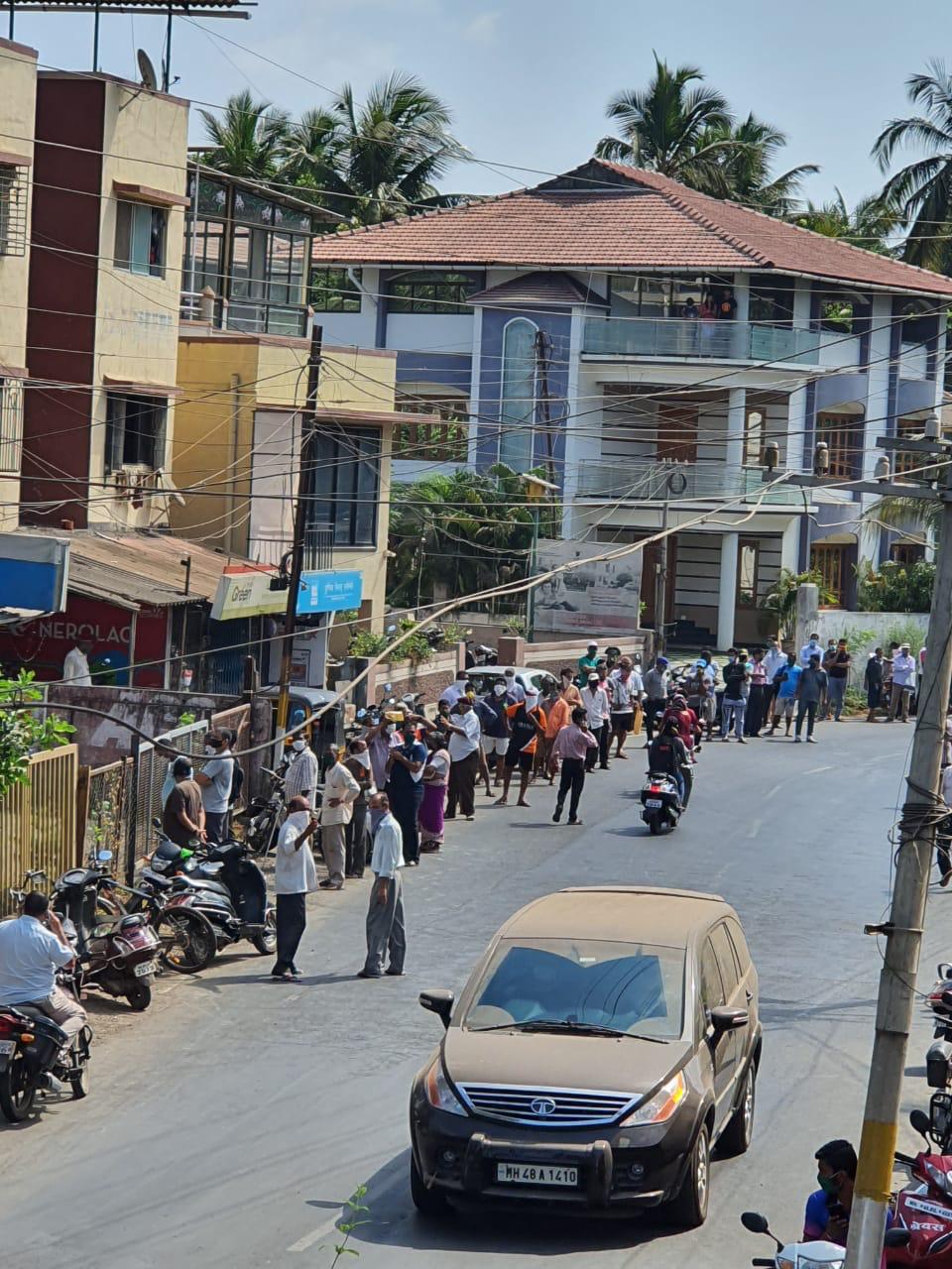 रस्त्याच्या कडेला मद्यप्रेमी भर उन्हात उभे होते.