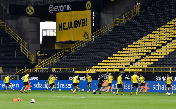 Borussia Dortmund संघाचे खेळाडू सामना सुरु होण्यापूर्वी मैदानात सराव करताना... (फोटो सौजन्य - AP)