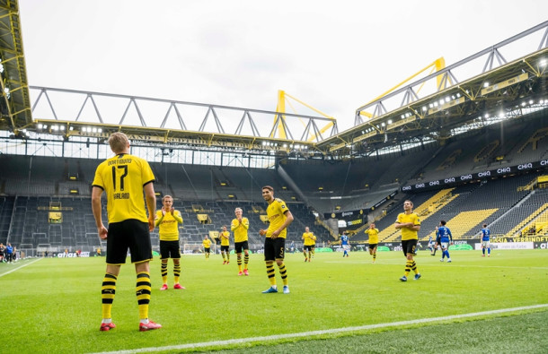 Dortmund संघाकडून इर्लिंग हालांड या खेळाडूने या सामन्यात पहिला गोल नोंदवला. मात्र सोशल डिस्टन्सिंगचं भान पाळत या खेळाडूंनी काही अशा पद्धतीने सेलिब्रेशन केलं. (फोटो सौजन्य - सोशल मीडिया)