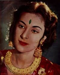 १९५७साली प्रदर्शित झालेल्या मदर इंडिया या चित्रपटात नर्गिस यांनी आईची भूमिका साकारली होती.