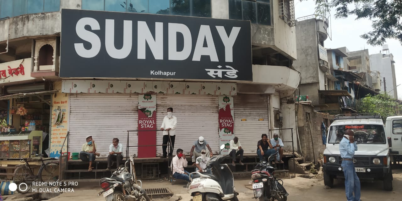 Photo : राज्यभरात दारू खरेदीसाठी दुकानांसमोर मद्यप्रेमींच्या रांगा