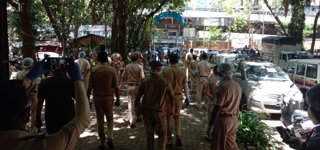 करोनाशी लढणाऱ्या पोलिसांचे मनोधैर्य वाढविण्यासाठी पोलीस आयुक्त परमबीर सिंग यांनी स्वत: जे. जे. मार्ग पोलीस ठाण्याला भेट दिली.