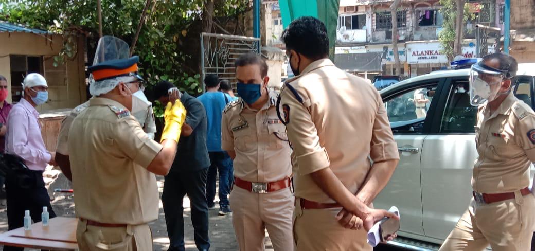 पोलिसांनी आत्तापर्यंत दंगली, बॉम्बस्फोट, संघटित गुन्हेगारी मोडून काढली. आता त्यांची लढाई ही अनामिक शत्रुशी आहे.
