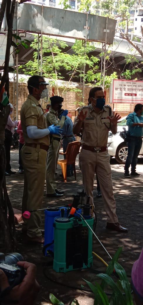 या सर्व पोलीस अधिकाऱ्यांनी वरळी कोळीवाडा, धारावी तसेच करोनाबाधितांची संख्या जास्त असलेल्या ठिकाणी भेटी देऊन पोलिसांचे मनोधैर्य वाढविले.