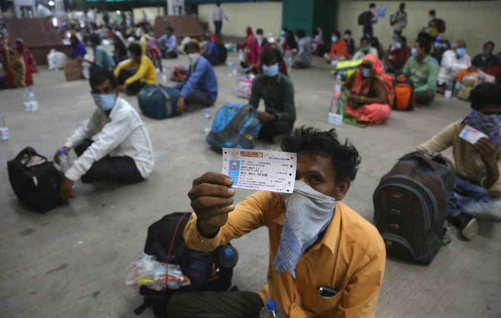 यावेळी या नागरिकांनी आपल्या परतीच्या प्रवासाचं रेल्वेचं तिकीट देखील काढलं होतं. हे तिकीट दाखवताना एक नागरिक.