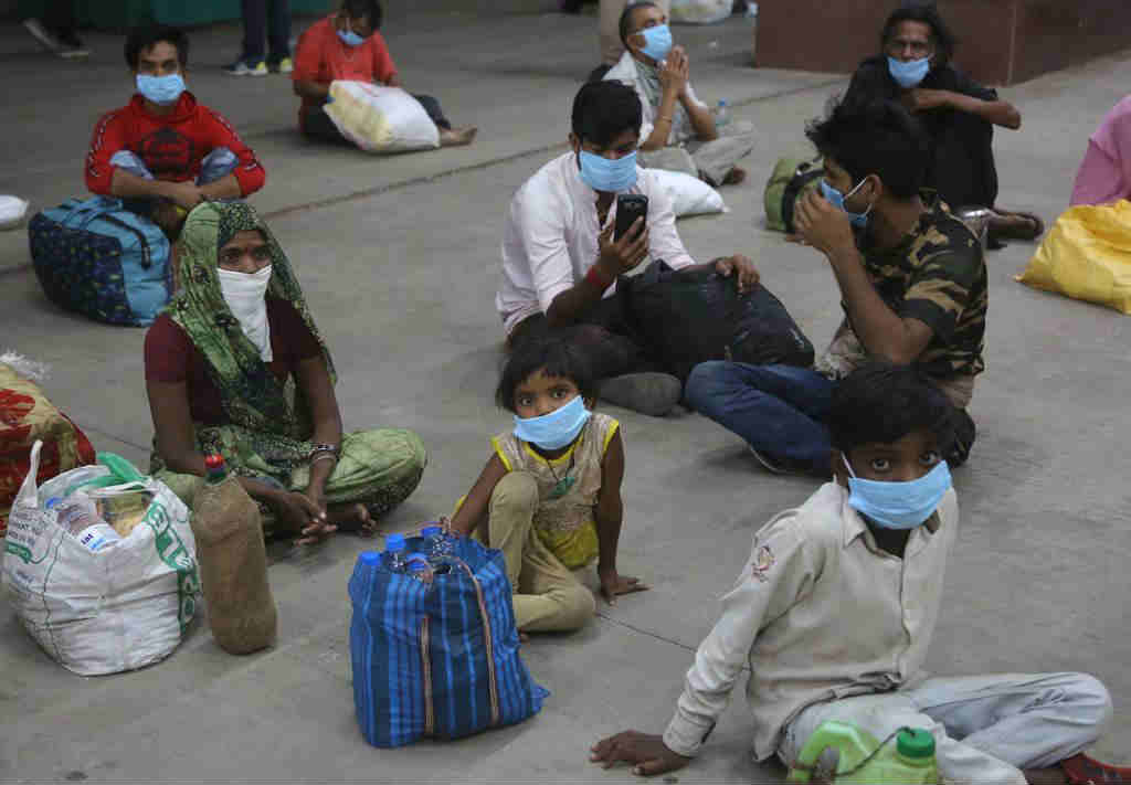 फिजिकल डिस्टंसिंगचं पालन करण्याबरोबरच तोंडाला प्रत्येकानं मास्क लावला होता. आपल्या सुरक्षेसाठी हे अंत्यत महत्वांचं आहे.
