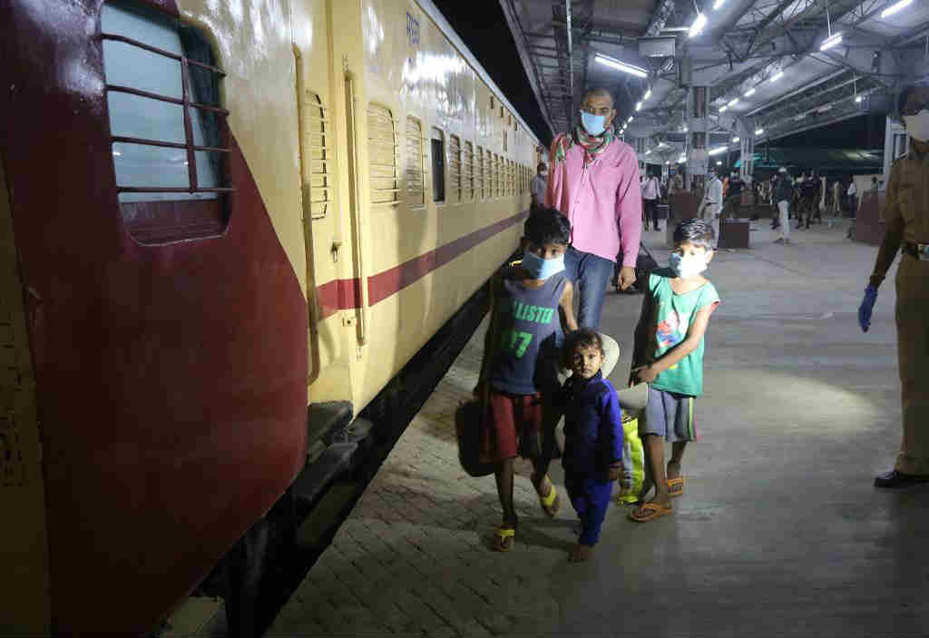 आपल्या मुला-बाळांना घेऊन हा स्थलांतरीत वर्ग रेल्वेने खूष होऊन आपल्या गावी निघाला आहे.