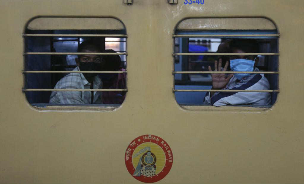 घरी जाण्यासाठी आतूर झालेल्या या कामगारांना रेल्वेमध्ये बसल्यानंतर हायसं वाटलं असणार.