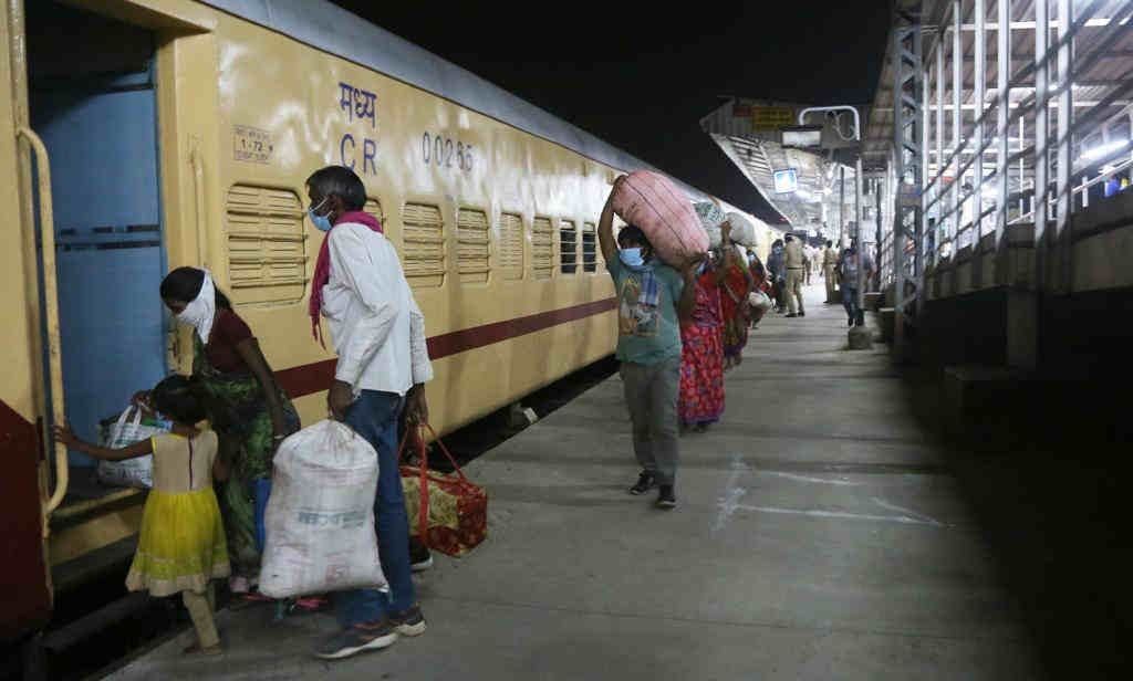 आपलं जीवनावश्यक सामान आणि वस्तू घेऊन लगबगीनं निघालेले कामगार.
