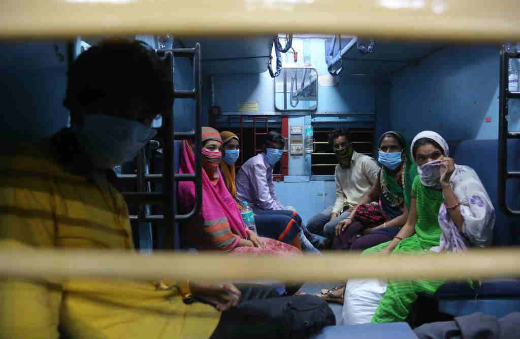 परतीच्या प्रवासासाठी निघालेल्या रेल्वेत बसल्यानंतर या स्थलांतरिक नागरिकांनी समाधान व्यक्त केले.