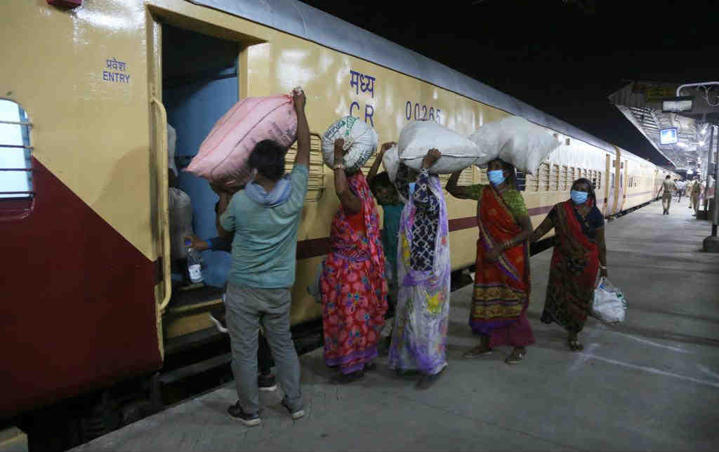 महिला-पुरुष सर्वांनीच मोठ-मोठ्या गोण्यांमधून आपला संसार बांधून मध्य प्रदेशातील गावाकडं जाणं पसंद केल.