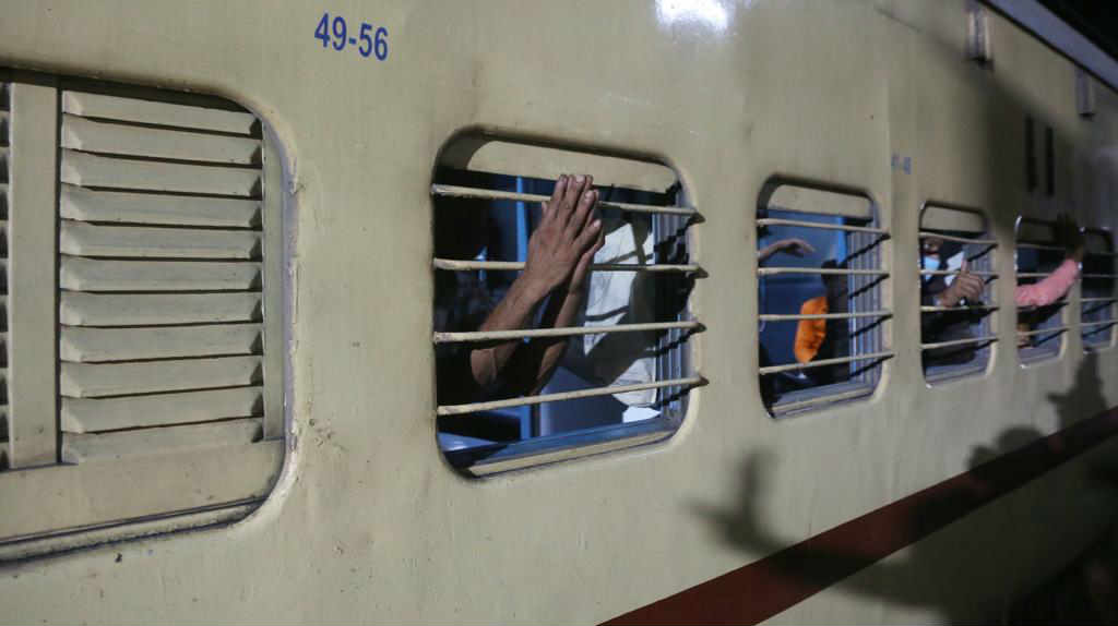 रेल्वे गाडी सुरु झाल्यानंतर त्यांची सुटका केलेल्या आणि व्यवस्था पाहिलेल्या सर्व प्रशासकीय कर्चचाऱ्यांनी या कामगारांनी अशा प्रकारे हात जोडून आभार मानले.