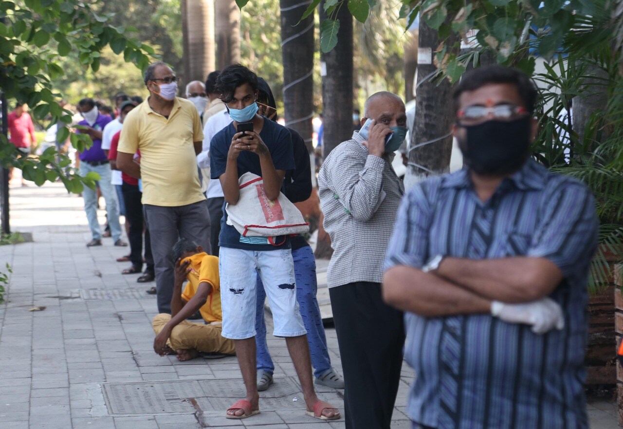 मद्यप्रेमींमध्ये तरुणांपासून वयस्करांचा समावेश होता