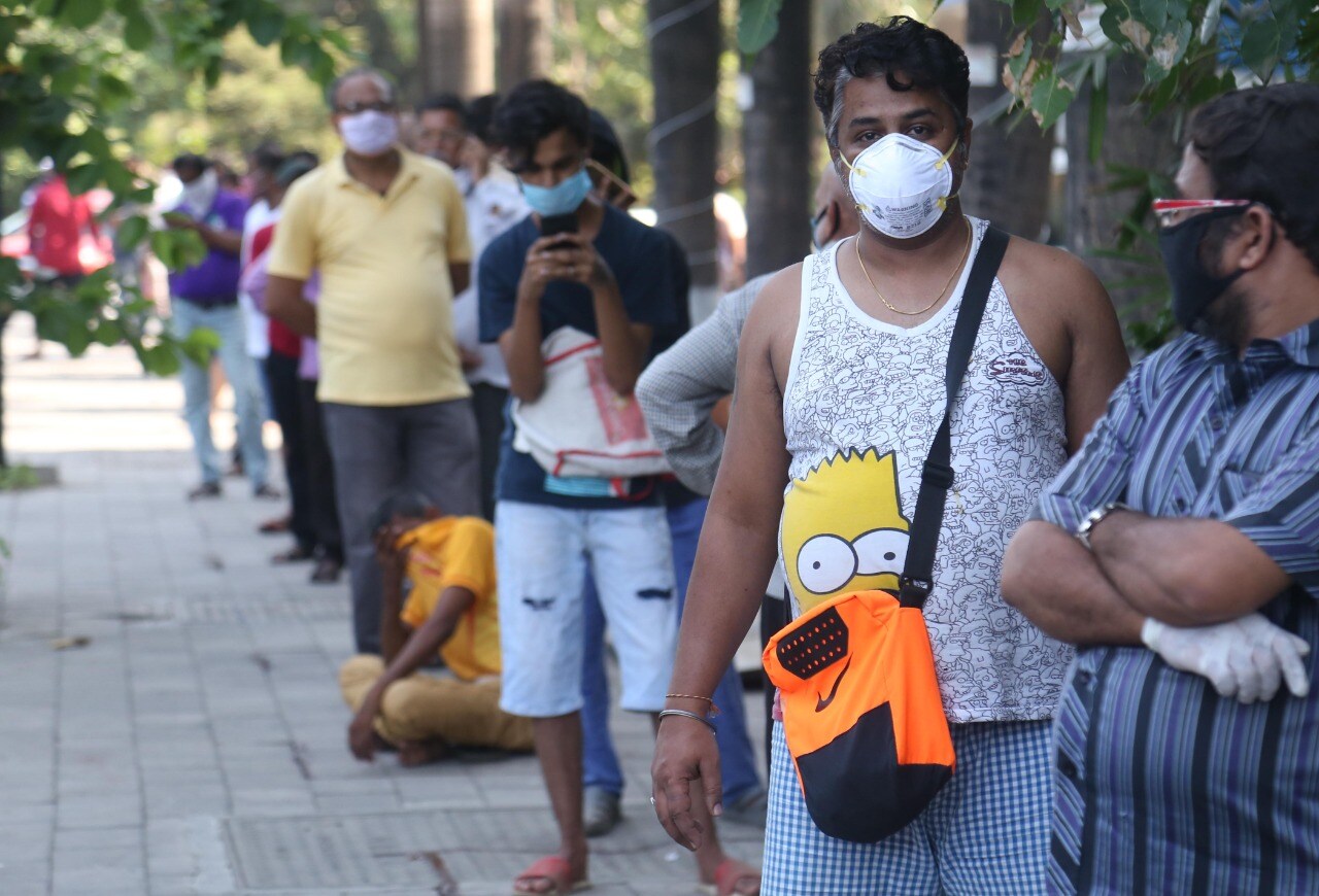 काह मद्यप्रेमींनी दारू खरेदीसाठी मोठ्या पिशव्या आणल्या होत्या.