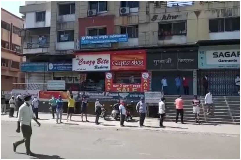 Photo : राज्यभरात दारू खरेदीसाठी दुकानांसमोर मद्यप्रेमींच्या रांगा