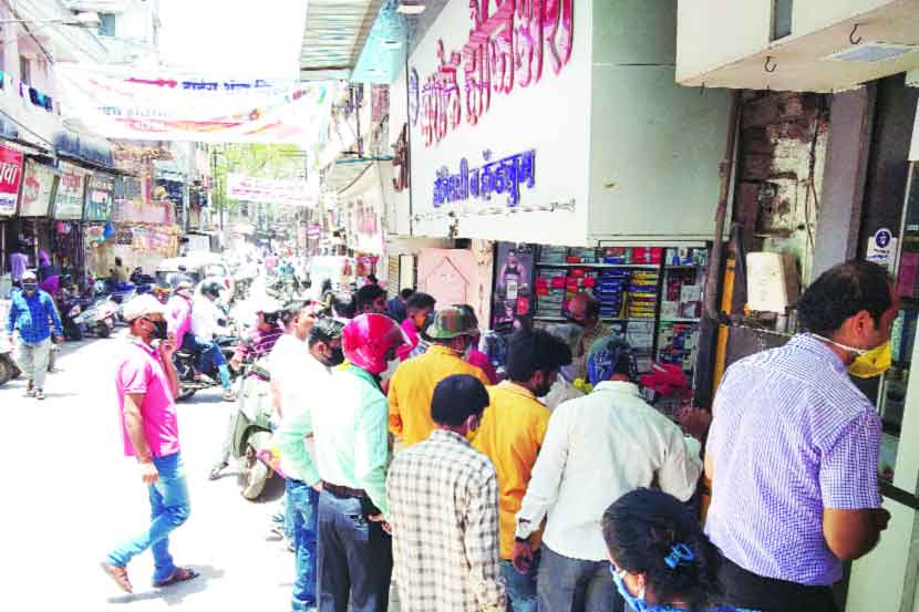 बुधवारी शहरातील मध्यवर्ती बाजारपेठांमध्ये सामाजिक अंतराची पर्वा न करता गर्दी झाली होती.