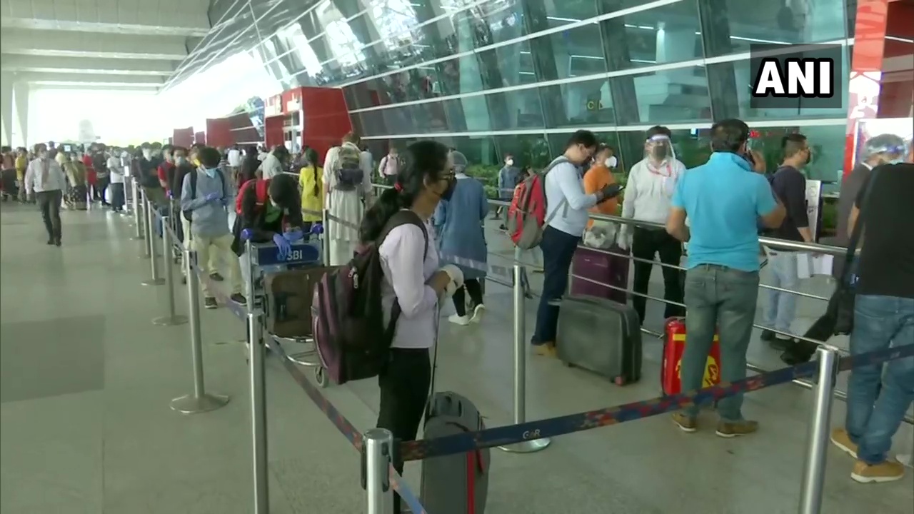 राजधानी दिल्लीच्या विमानतळावर रात्री दोन वाजताच प्रवाशांनी यायला सुरूवात केली होती.