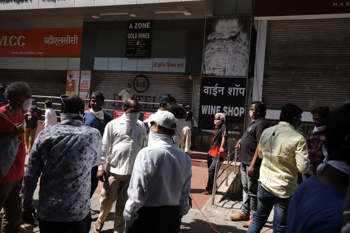 पुण्यातील मद्यप्रेमींनी दारू खरेदीसाठी सकाळीच रांगा लावल्या होत्या. (सर्व फोटो -पवन खेंगरे)
