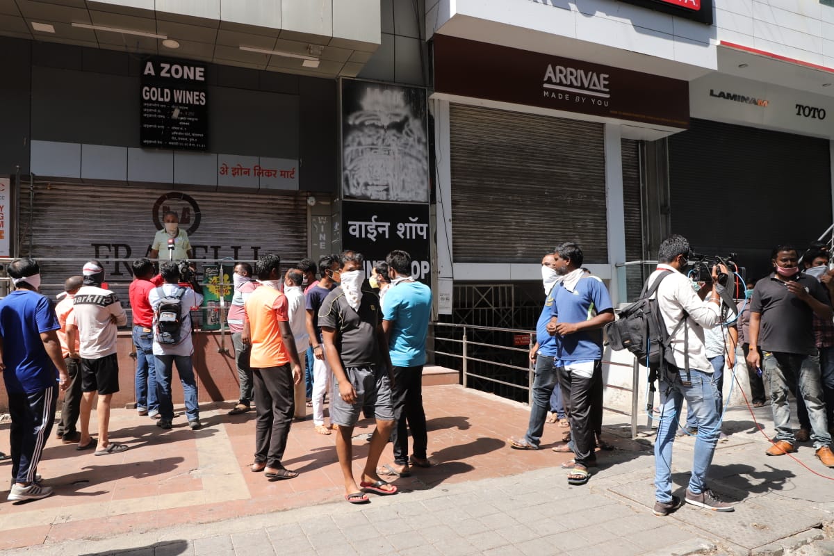 Photo : दारू खरेदीसाठी पुण्यात मद्यप्रेमींची झुंबड, दुकानांसमोर रांगा