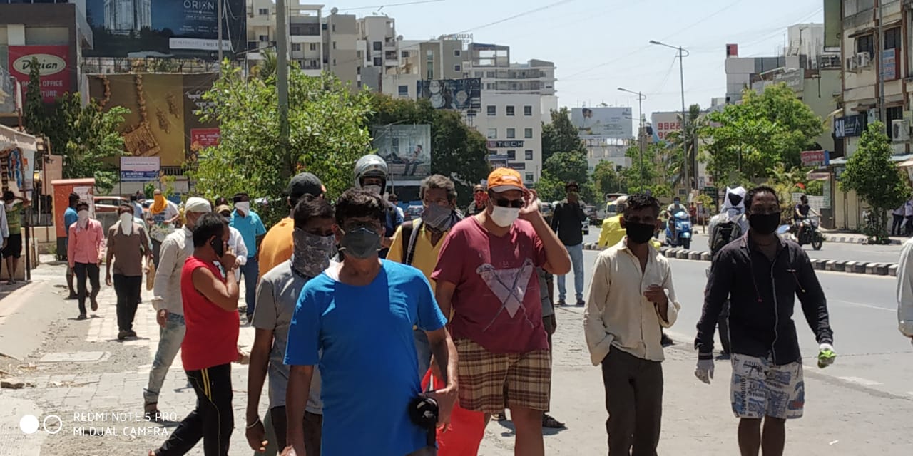 पुण्यातील उच्चप्रभु वस्त्यांमध्येही नागरिक रस्त्यावर आल्याचे दिसून आले