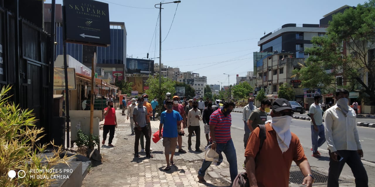 अनेकांनी हातात भाजी खरेदीसाठी आणतात तशा पिशव्या आणलेल्या होत्या.