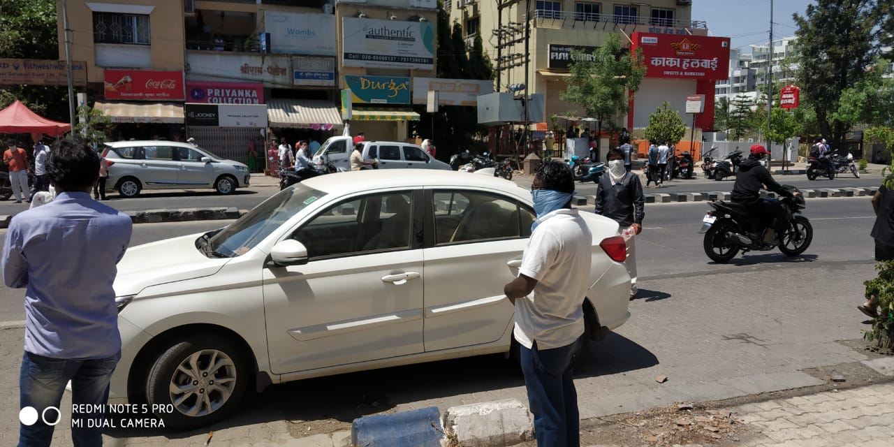 सर्व दुकानांसमोर मद्यप्रेमी ताटकळत उभा राहिल्याचे दिसून आले