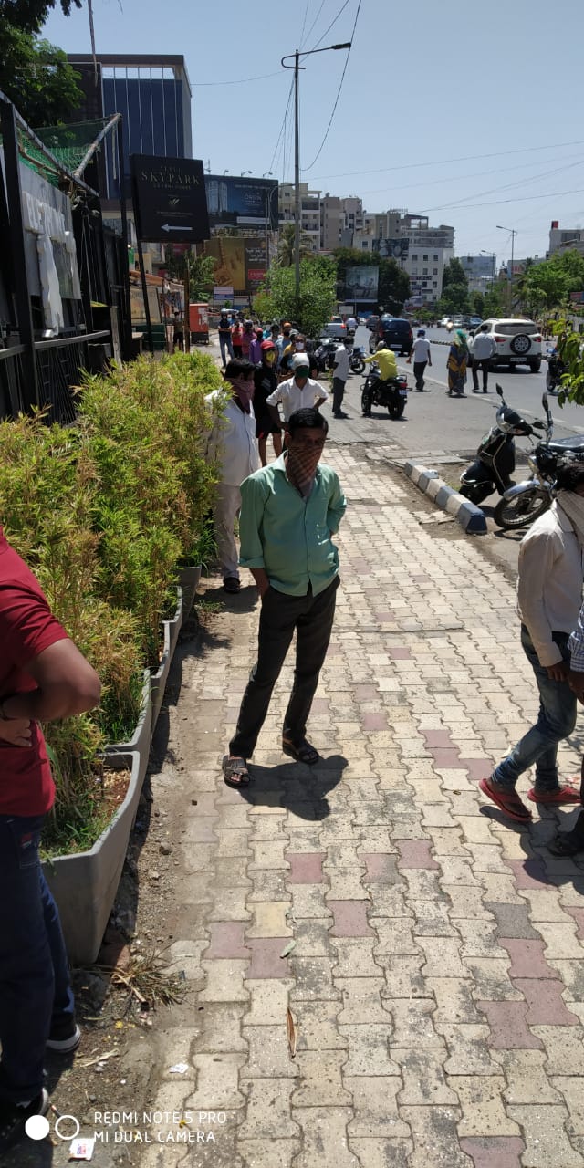 काही ठिकाणी मद्यप्रेमींकडून सोशल डिस्टंसिंग्चाय नियमांचे काटेकोर पालन होताना दिसले.