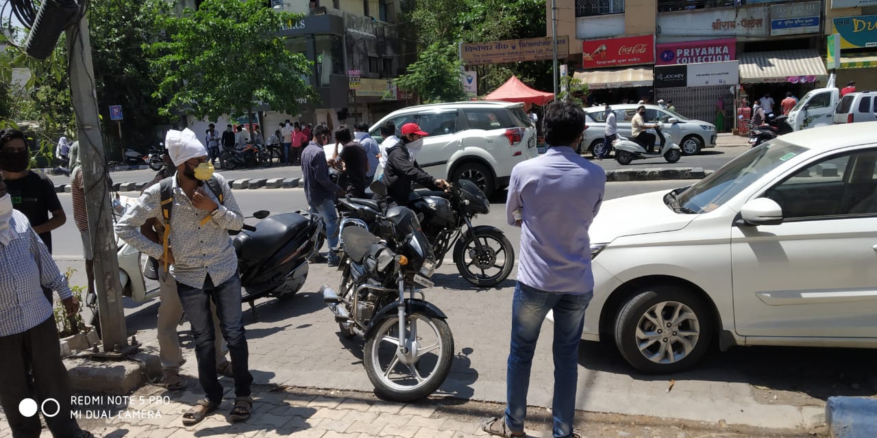 तर काही ठिकाणी दुकान कधी उघडेल याचा अंदाज घेताना काहीजण दिसले.