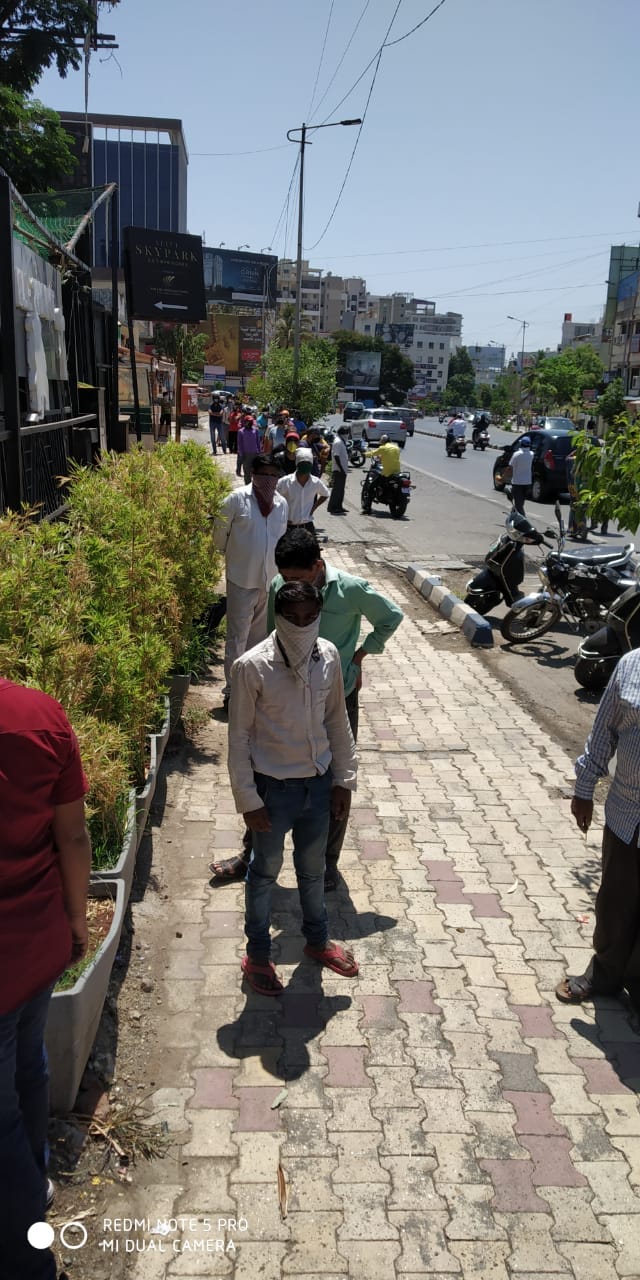 काहींनी उन्हाची परवा न करता रांगेत उभं राहणं पसंत केलं
