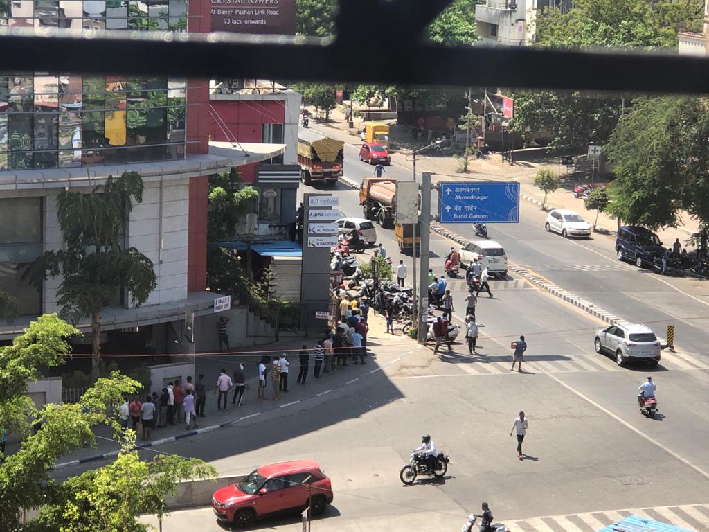 शहरातील काही भागात इमारतींच्या सावलीत काहीजण रांगेत उभे होते