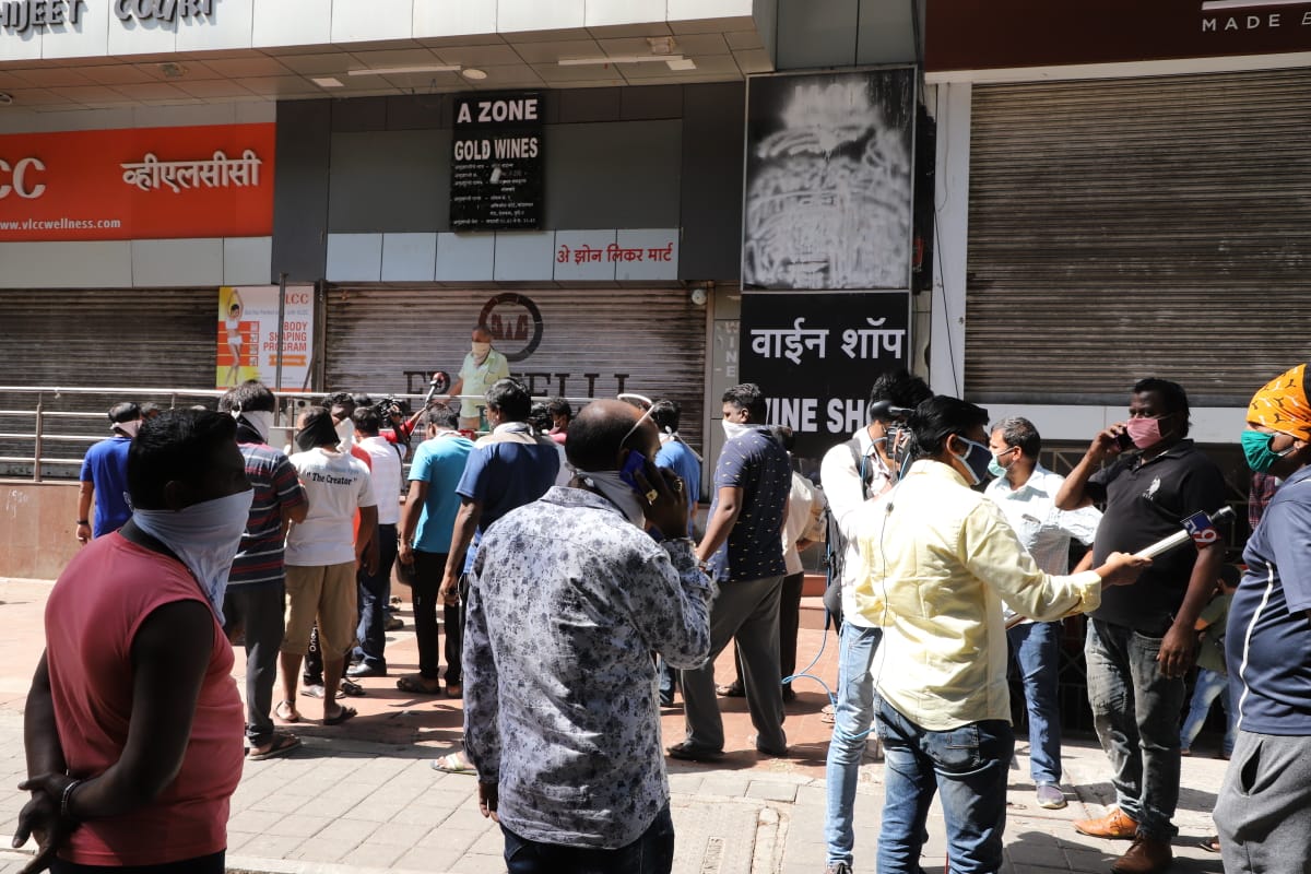 मात्र जिल्हाधिकाऱ्यांची परवानगी मिळालेली नसल्याने अद्याप दारूची दुकानं उघडण्यात आलेली नव्हती.