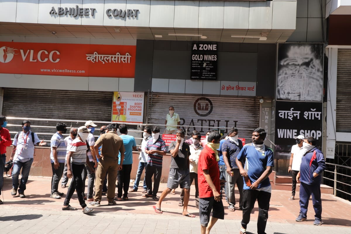 सर्व झोनमधील दारू दुकानं उघडणार असल्याचं काल सरकारकडून सांगण्यात आलं होतं