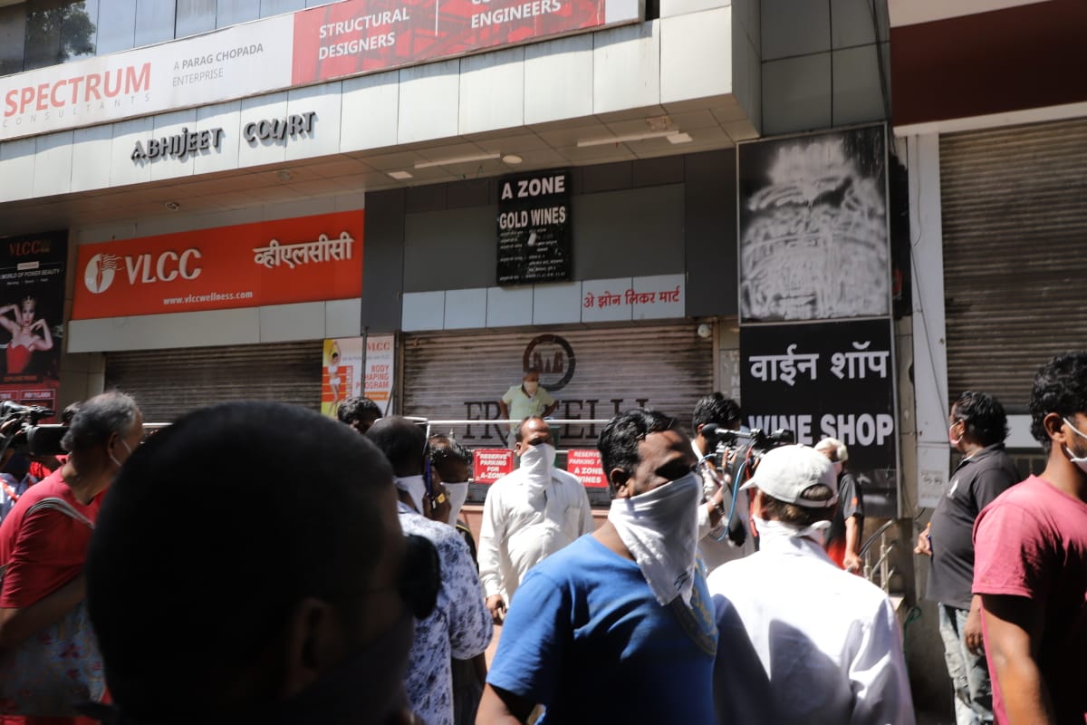 यामुळे आज सकाळीच मद्यप्रेमींनी दारूची दुकानं गाठली.