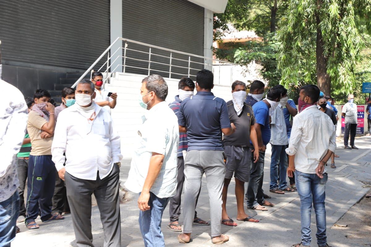 रेशनच्या दुकानासमोर असतात तशा रांगा लागल्या होत्या.