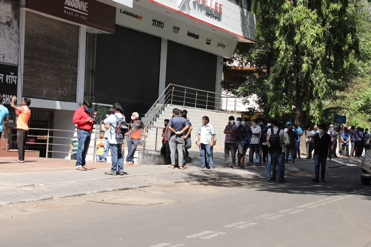 यावेळी काहींनी सोशल डिस्टंसिंगच्या नियमाचे पालन केले तर काहीजण याकडे दुर्लक्ष करत होते.