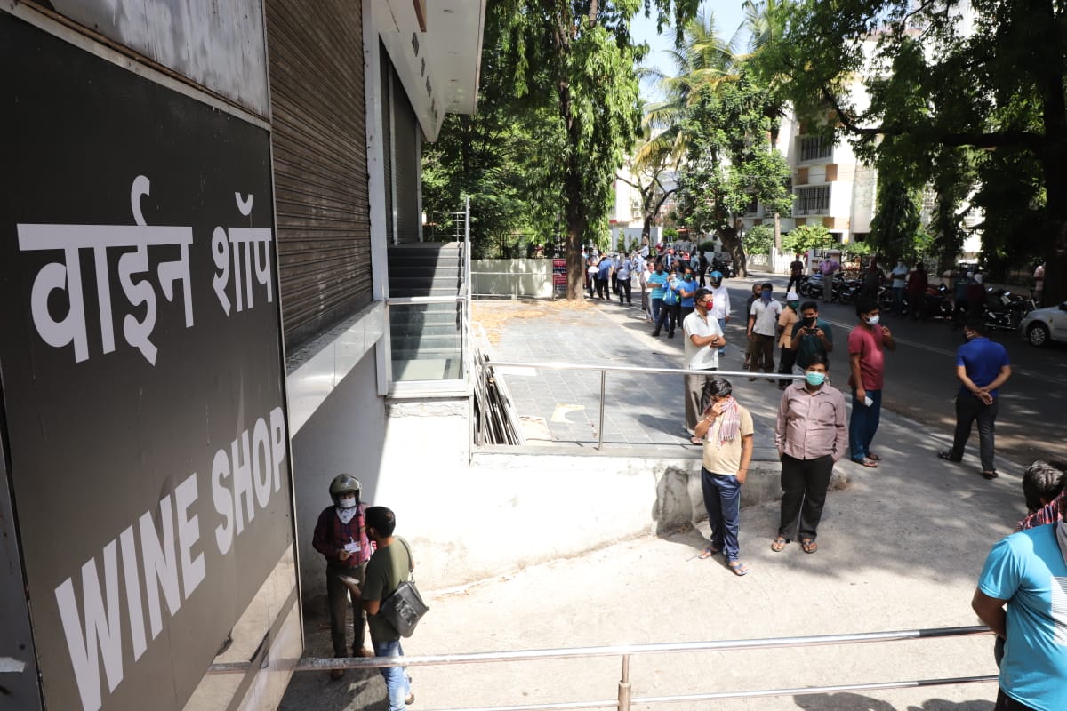 जिल्हाधिकाऱ्यांचे आदेश नसल्याने दुकान उघडण्यात आलेले नव्हते