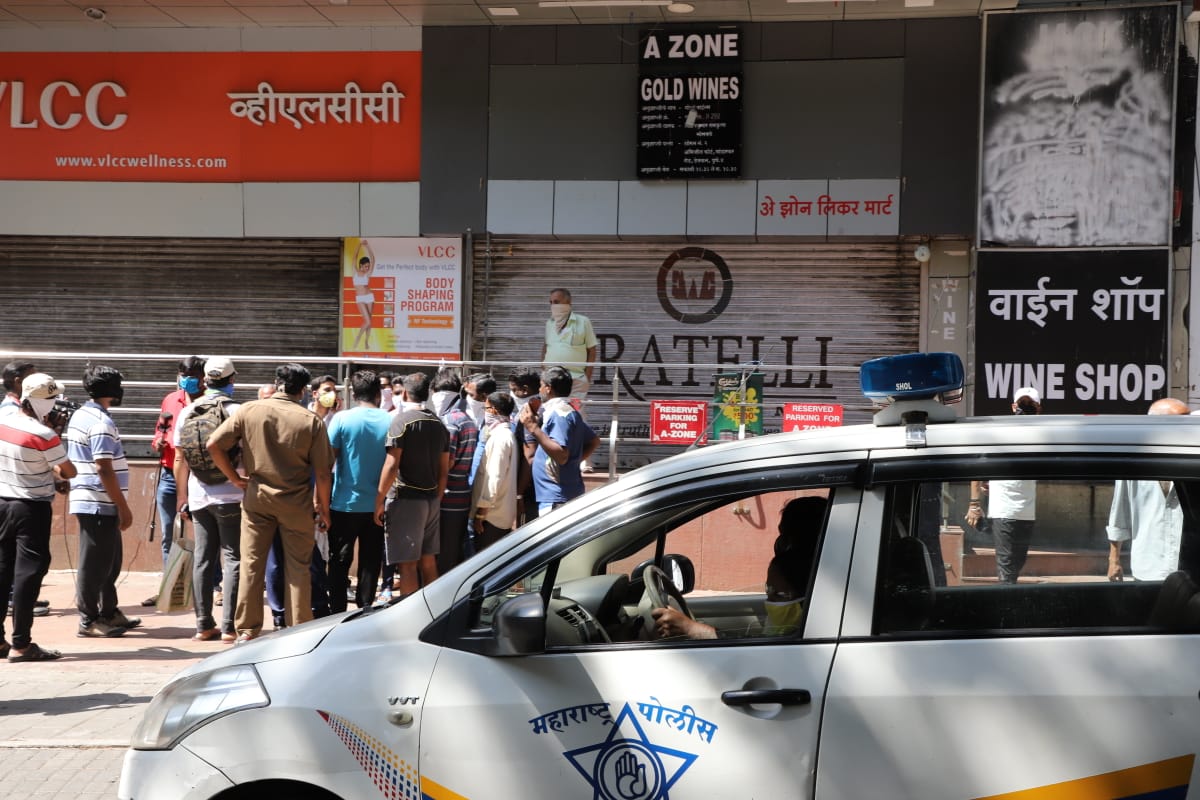 मोठ्या संख्येने मद्यप्रेमी गर्दी करत असल्याचे पाहून पोलीस देखील दाखल झाले होते.