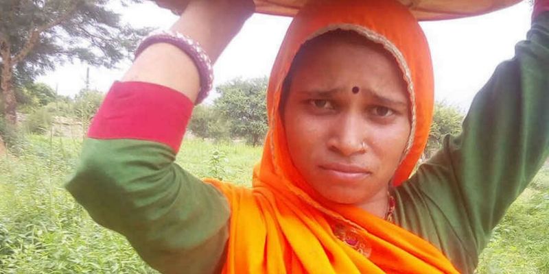 रूपा सांगते की, जयपूरमधील करेरी गावांत पाच जुलै १९९६ रोजी माझं लग्न झालं. त्यावेळी मी तिसऱ्या वर्गात शिकत होते. माझी मोठी बहिण रूक्मादेवी आणि माझं लग्न एकाच मांडवात झालं. (फोटो सौजन्य : newsalertindia )
