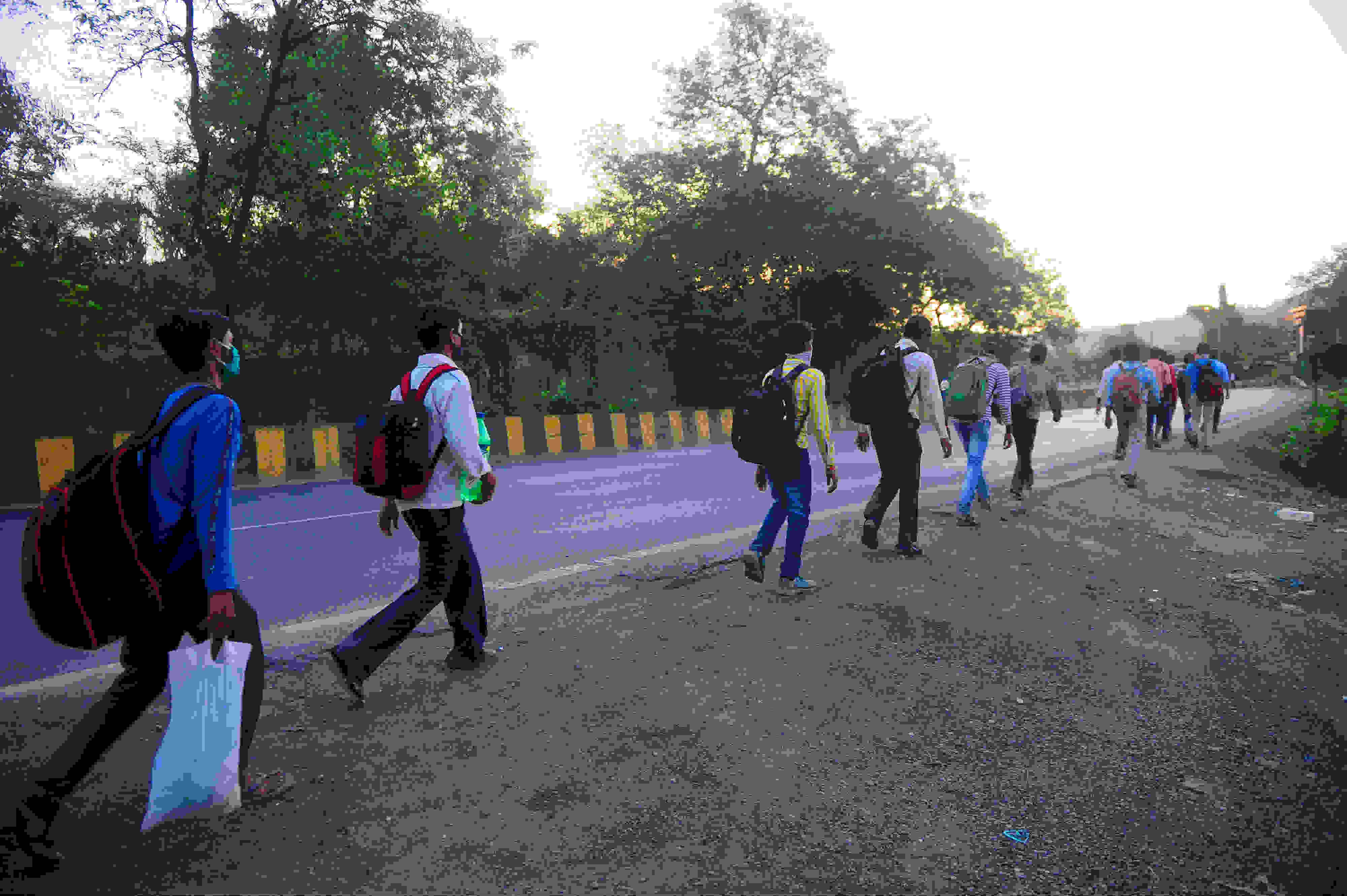 आपल्याजवळील जड बॅगा खांद्यावर घेऊन, हातात पाण्याच्या बाटल्या आणि तोंडावर मास्क अशा पद्धतीने हे तरुण आपल्या घराकडे मार्गस्थ झाले आहेत.