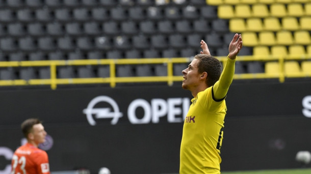 गोल झळकावल्यानंतर रिकाम्या मैदानासमोर हात पसरवत सेलिब्रेशन करणारा Dortmund संघाचा थॉर्गन हजार्ड (फोटो सौजन्य - AP)
