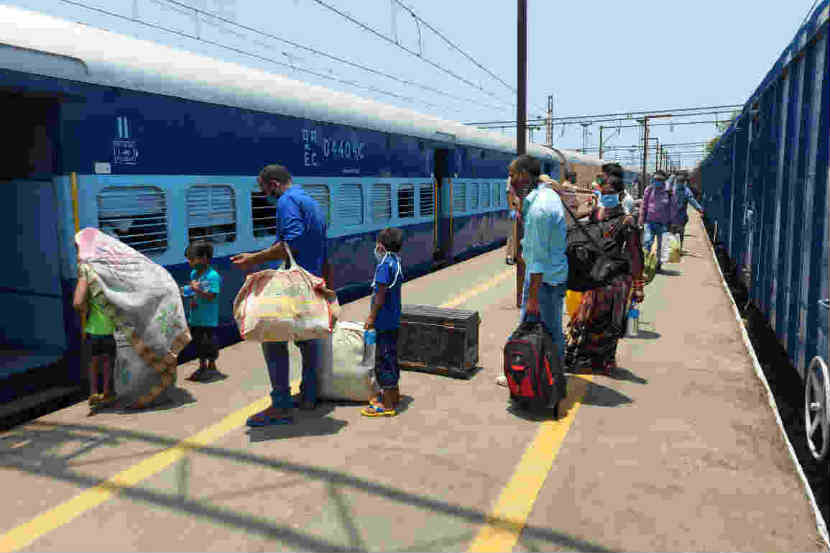 लॉकडाउनमुळं देशभरात ठिकठिकाणी अडकून पडलेल्या नागरिकांना त्यांच्या राज्यात पोहोचवण्यासाठी केंद्र शासनानं विशेष रेल्वे पाठवण्याचा निर्णय घेतला आहे.