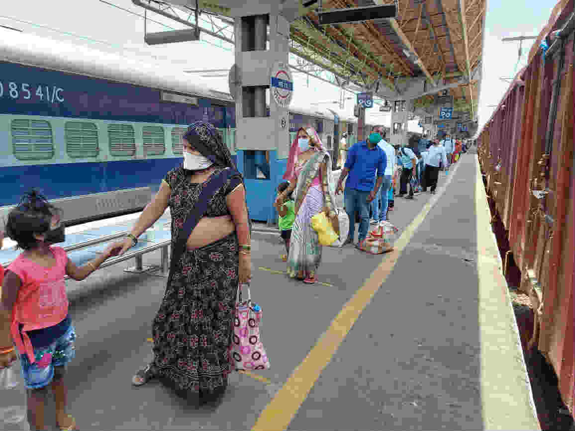 मुंबई शहरानजिकच्या ठाणे, रायगड आणि पालघर जिल्ह्यांमध्ये मोठ्या प्रमाणावर परप्रांतीय नागरिक रोजगारानिमित्त राहत आहेत. मात्र, सध्या लॉकडाउनमुळं त्यांच्यावर उपासमारीची वेळ आली आहे. त्यामळे त्यांनी आता घराकडं जाण्याचा रस्ता धरला आहे.