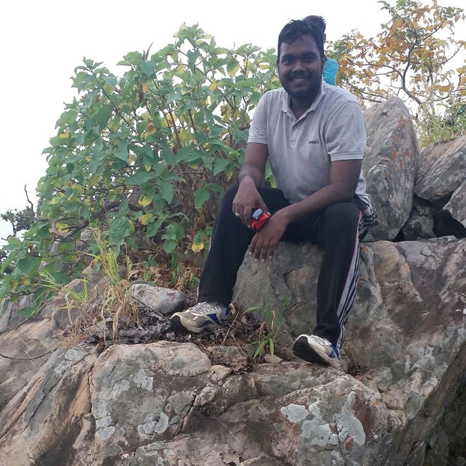 ११ वीला घराजवळील महाविद्यालयात शिक्षण घ्यायचं होतं पण डोनेशन देण्यासाठी दहा हजार रूपयेही खिशात नव्हते. त्यावेळी शिक्षण सोडून द्यायचा विचार केला मात्र...