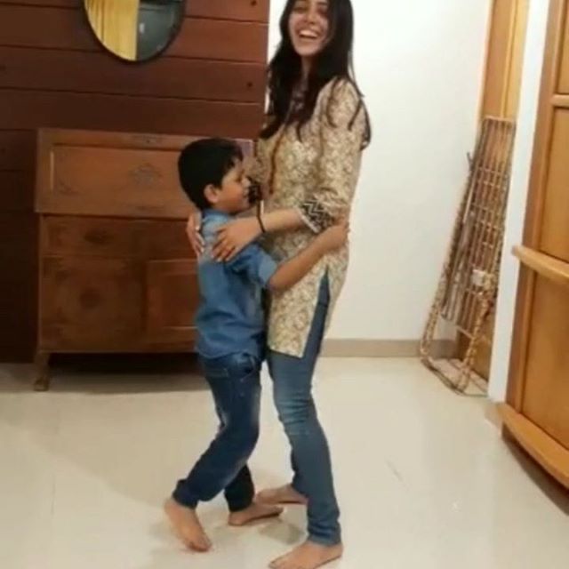 झीलचा जन्म मुंबईत झाला होता. पण ती मुळची गुजरातची आहे.