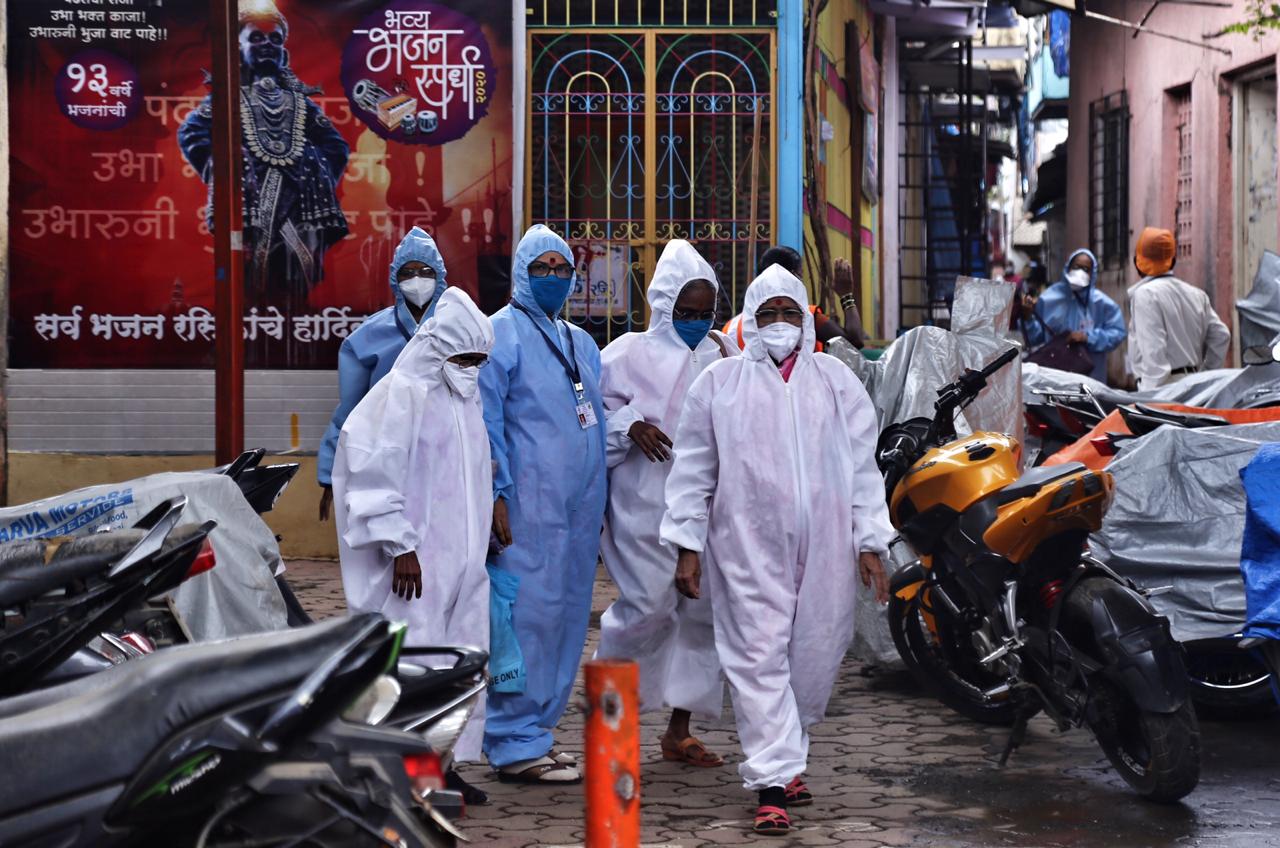 मुंबई : मालाड पूर्वमधील अप्पापाडा झोपडपट्टीत करोनाची लक्षण आढळलेल्या लोकांची आरोग्यसेवा स्वयंसेवकांनी शुक्रवारी स्क्रिनिंग केली. (सर्व छायाचित्रे - निर्मल हरिंद्रन)