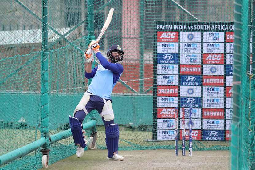 गुजरातमधील जामनगर परिसरात राहणारा जाडेजा त्याच्या आंतरराष्ट्रीय क्रिकेटमधील योगदानासोबतच, राजेशाही थाटात राहण्यासाठीही ओळखला जातो. जामनगरमध्ये जाडेजाचा ४ मजली बंगला आहे. आज घराची सफर आपण करणार आहोत...