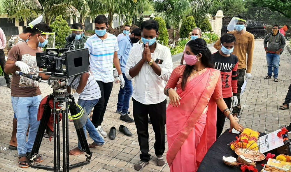 निर्माता संजय खांबे व श्वेता शिंदे यांच्या उपस्थतीत पुन्हा एकदा मालिकेच्या चित्रीकरणाचा श्री गणेशा केला गेला.