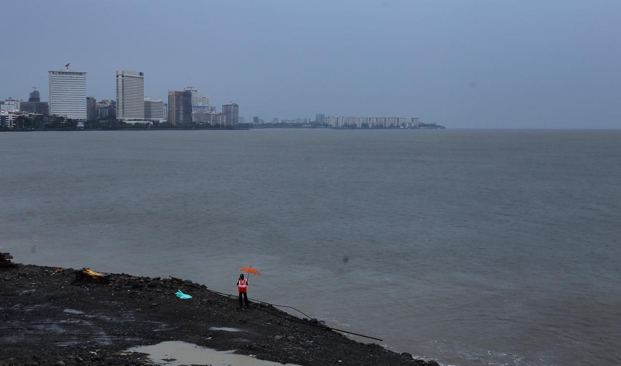 मुंबईमध्ये जोरदार वाऱ्यांसहीत काही ठिकाणी जोरदार पाऊस होईल अशी शक्यता व्यक्त करण्यात येत आहे. (फोटो: निर्मल हरिंद्रन)