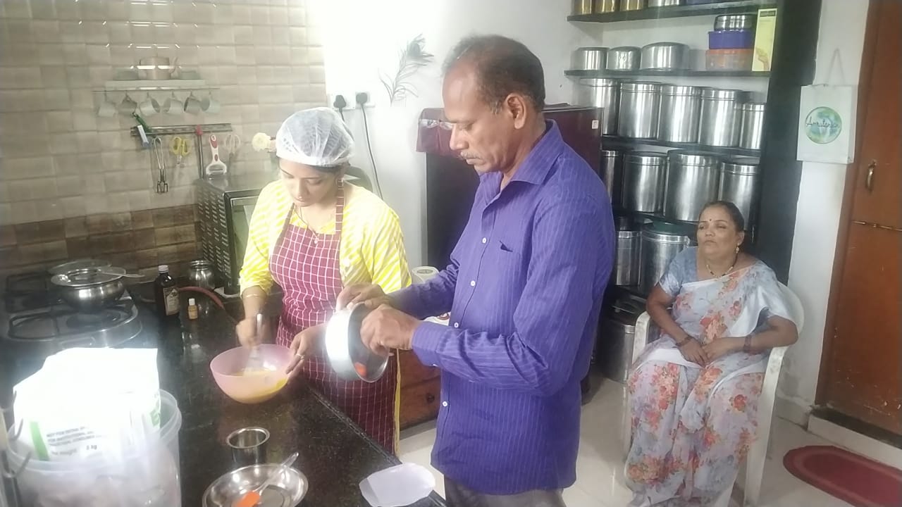 प्रियाचा भाऊ एका मॉलमध्ये तर तिचे वडिल एका कार्यालयात काम करत होते. लॉकडाउनमुळे त्यांनाही आपली नोकरी गमवावी लागली. अखेरीस प्रियाने पुढे येत केकचा व्यवसाय करण्याचं ठरवलं.