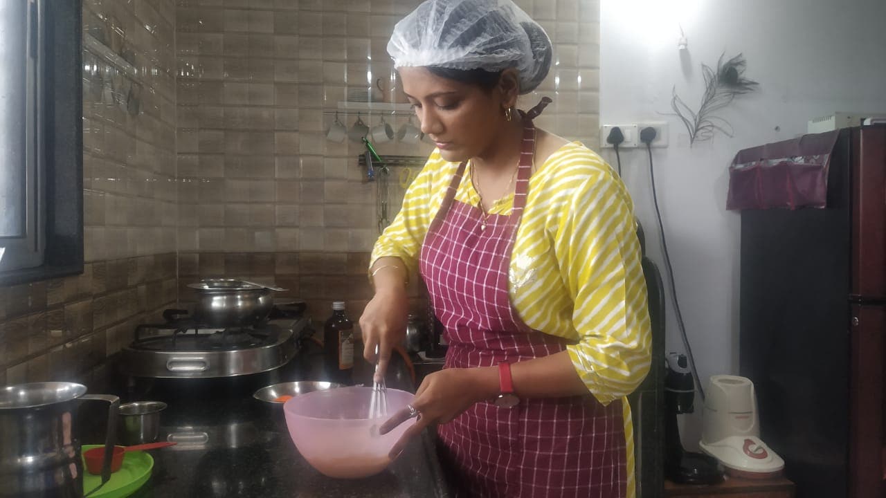 सुरुवातीला कप केक, चॉकलेट केक अशा छोट्या-छोट्या ऑर्डर प्रियाला मिळत गेल्या. अनेकदा मोठा केक तयार करण्यासाठी ओव्हन नसल्यामुळे मिळेल त्या साधनाचा वापर करत प्रियाने आपल्या ग्राहकांच्या ऑर्डर पूर्ण केल्या आहेत.